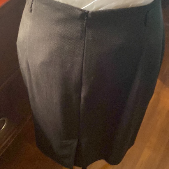 Gianni Skirt. Hidden  zipper in back. Slit in back of skirt.. like new. - Picture 3 of 4